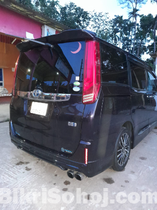 Toyota Noah hybrid Grade G