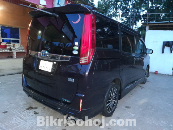 Toyota Noah hybrid Grade G