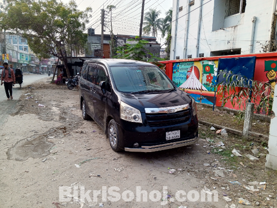 Toyota X Noah