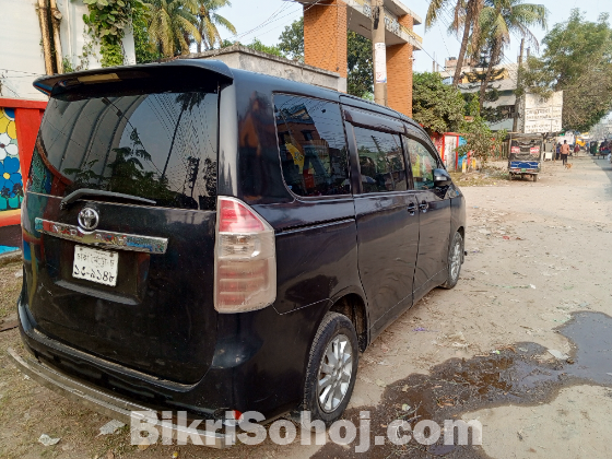 Toyota X Noah