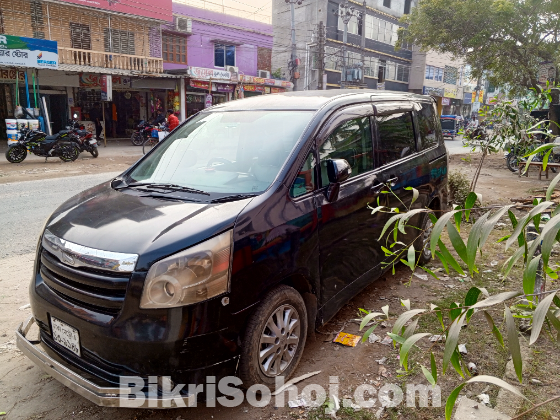 Toyota X Noah