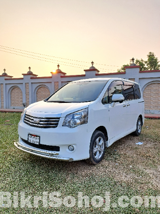 Toyota Noah X 2012