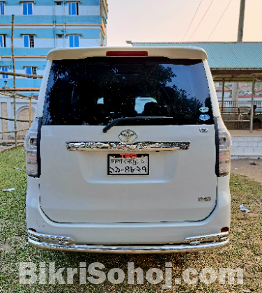 Toyota Noah X 2012